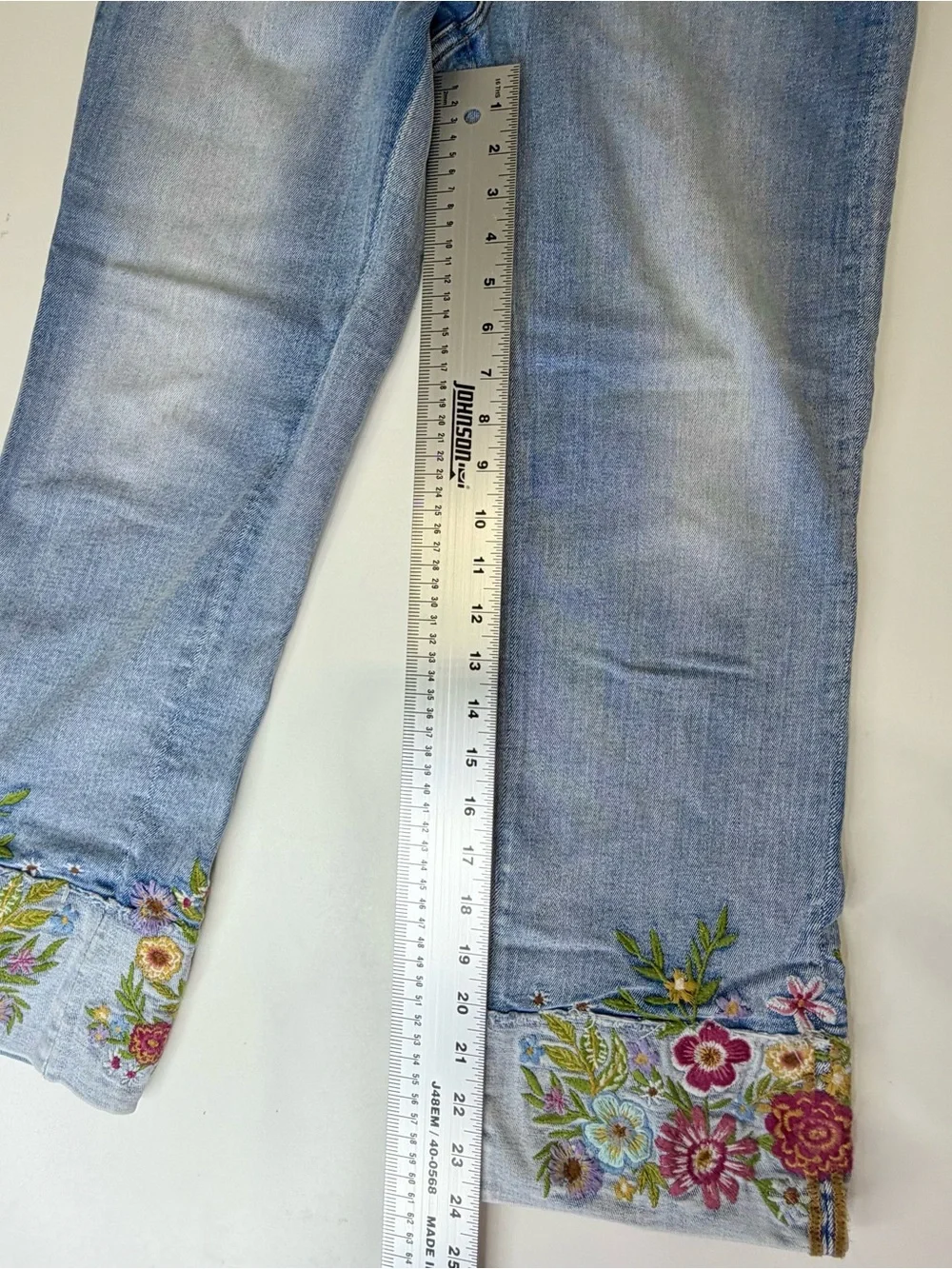 Driftwood Colette floral embroidered jeans. Size 29. Excellent condition! - Picture 8 of 8